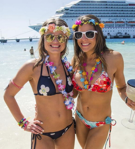 Women Wear Bikinis in Saudi Arabia 1