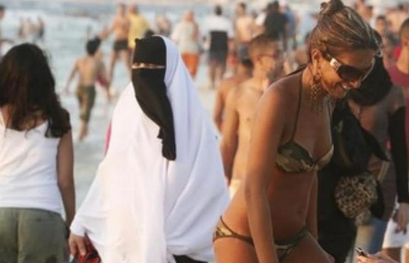 Women Wear Bikinis in Egypt 1