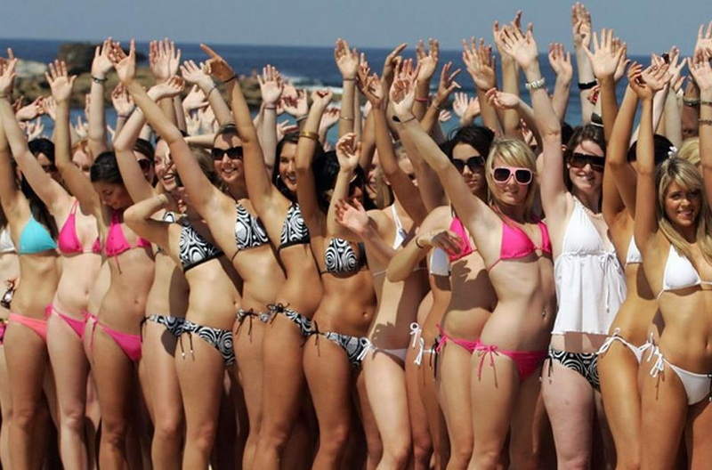 Do Women Look at Bikinis