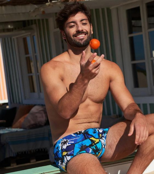 Qu'est-ce que le bronzage à travers les maillots de bain pour les hommes et comment ça marche?