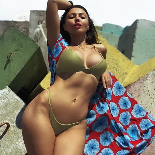 the Hottest Female Swimsuit Models Right Now