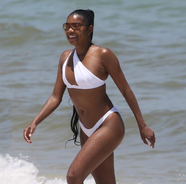 Women Love Wearing Bikinis on the Beach 1