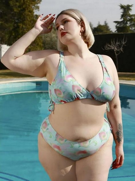 A Heavy Woman Looks Like in A Bikini 1
